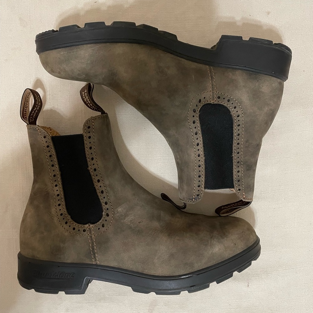 Blundstone size AU 6.5, Size 9.5 in US Women’s size. In amazing condition!